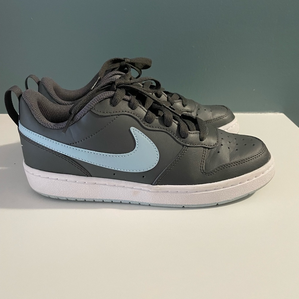 Nike Court Borough Low - size 5.5 big kids